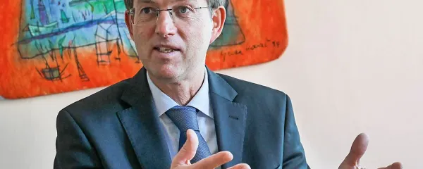 Miro Cerar: “Nasvete politik vedno potrebuje, nihče ne ve vsega. Posvetujem se s poslanci, ministri, državnimi sekretarji, pa tudi s strokovnjaki za posamezna področja. Za pogovore sem vedno odprt, ideologija me pri tem ne zanima.”