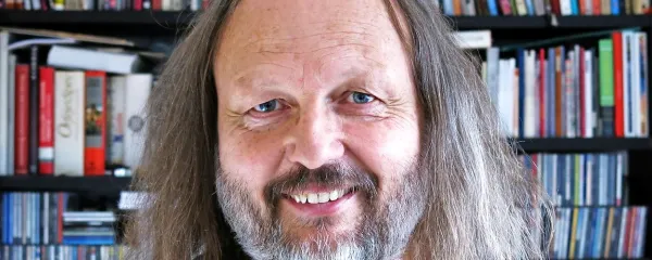 Uroš Zupan: “Ironija ni protiutež nostalgiji. Ironija pride sama od sebe. Značilnost človeške rase je, da smo neumni, in to čedalje bolj. Ko to opazim, vpokličem ironijo.”