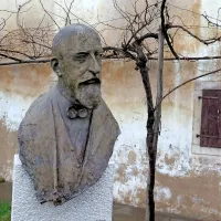 Pred Štrekljevo rojstno hišo na Gorjanskem pri Komnu od leta 2009 stoji doprsni kip.