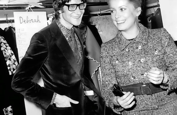 Kanadska pevka Joni Mitchell nastopa v novi kampanji  francoske modne hiše Yves Saint-Laurent.