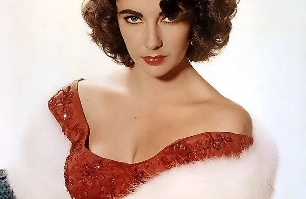 Elizabeth Taylor je dolga leta  za kosilo jedla  štručke z arašidovim maslom in slanino,  za večerjo pa pečenega piščanca in  Jack Daniel’s.
