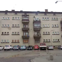 Stanovanjski blok v Kolodvorski 3 v Divači.