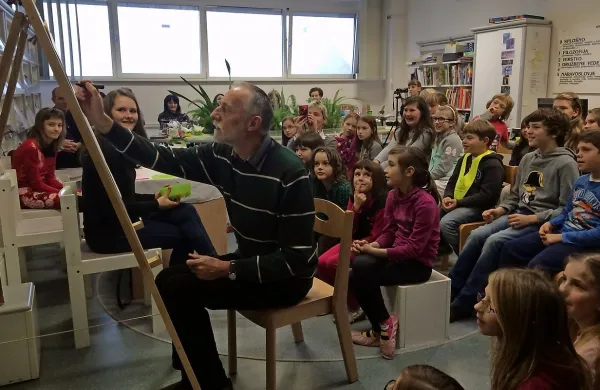    Učenci so ilustratorja Marjana Mančka prosili, naj jim kaj nariše. Narisal jim je muco.  