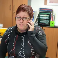 Tatjana Dizdarević je inženirka rudarstva, ki si zaman prizadeva dopovedati vladnim veljakom, da konec črpanja vode iz rudnika pomeni začetek konca Idrije.
 