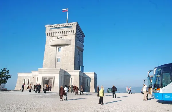 Občina sama ne zmore bremena pomnika na Cerju, zato na pomoč kliče državo. 