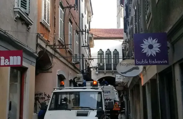 Dopoldne so Čevljarsko ulico  v središču Kopra zasedli tovornjaki.