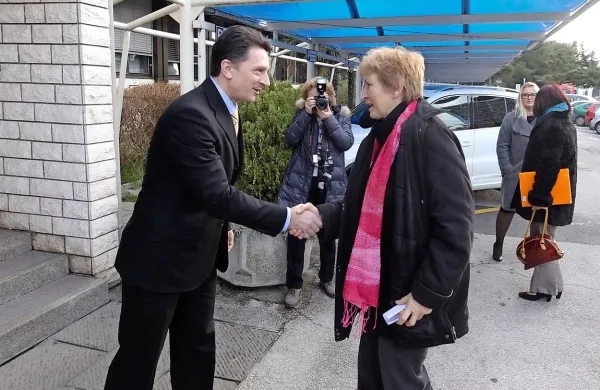 Ministrica za okolje in prostor Irena Majcen je danes na obisku v Luki Koper.
