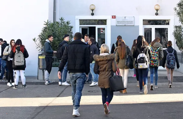 Skupaj je na srednjih šolah vpisnih mest več kot lani, nekoliko manjše je število mest za izobraževanje na splošnih in strokovnih gimnazijah.