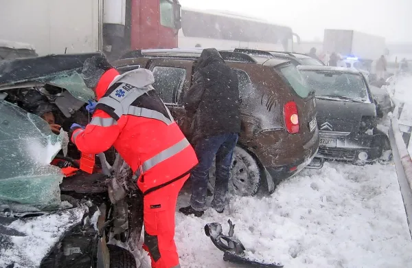 Čeprav se je bilo zadnjo decembrsko nedeljo pri Postojni skoraj nemogoče izogniti nesreči, bodo vozniki z osnovnim avtomobilskim zavarovanjem verjetno morali  sami poravnati del škode.  