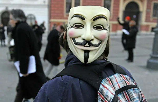 Sodišče v ameriškem Dallasu je na pet let zapora obsodilo novinarja Barretta Browna, ki je bil znan kot neformalni tiskovni predstavnik hekerske skupine Anonymous.  