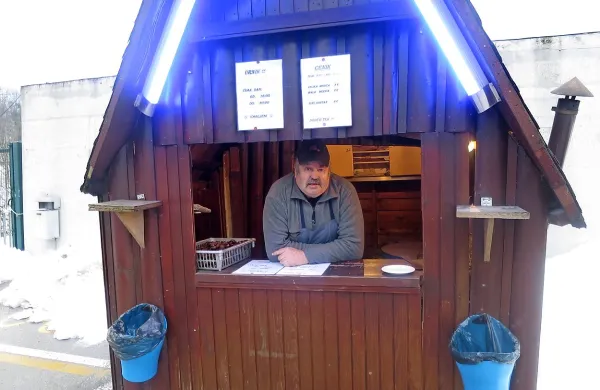 Rudar Miro Kenda je s svojo peko kostanja zadnji dve leti pristal na robu Idrije, a je s “poslom” zadovoljen.