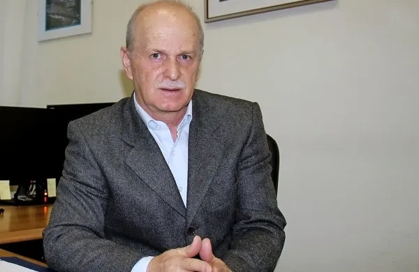Sinoči se je sestal svet osnovne šole Deskle, ki bo moral v naslednjih dveh tednih odločiti  o razrešitvi ravnatelja Vojka Simčiča (na fotografiji).
