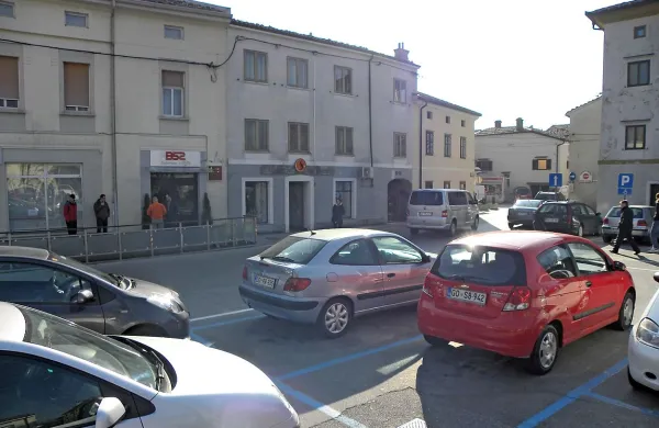 Na Lavričevem trgu zdaj delajo red na “mehek” način. Postopoma pa naj bi trg uredili in z njega umaknili pločevino. 