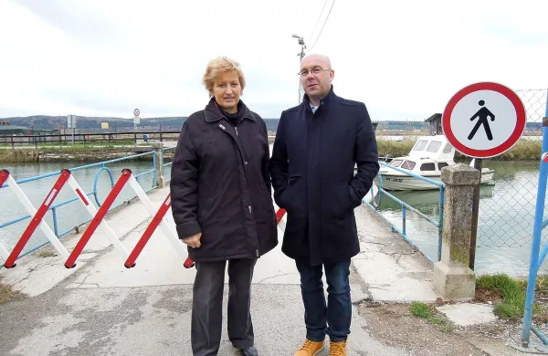 Zapora mostu čez Jernejev kanal, ki je edina cestna povezava s solinami, tako močno odmeva, da je včeraj tja pohitela tudi ministrica za okolje in prostor Irena Majcen. 