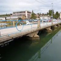 Ker manjka del nosilne konstrukcije, leseni tramovi pa so upognjeni, je most nevaren, je ugotovila gradbena inšpekcija.