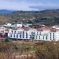  Kompleks bi moral biti  nared  spomladi 2013. Tehnik je gradbeno dovoljenje prevzel od  Gorice Leasinga, ki je v  likvidaciji in  sodi v  skupino Nove KBM. Ta je  omogočila gradnjo in  parcele obremenila z  28 milijoni hipotek. Neporavnane terjatve  so