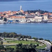 Območje ladjedelnice, na katerem je  Janez Zemljarič v prejšnjem mandatu Igorja Kolenca snoval urbano prenovo Izole z gradnjo luksuznega hotela, pristanišča in stanovanj, gre na dražbo 25. februarja.  