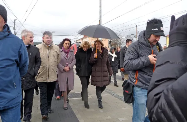 Minister za infrastrukturo Peter Gašperšič si je včeraj ogledal posodobitev železniške postaje Divača v družbi divaške županje Alenke Dovgan Štrucl, evropske komisarke Corine Cretu in ministrice brez listnice Alenke Smerkolj na fotografiji z leve). 