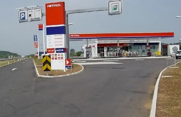 Pri Povirju so pri tatvini goriva v četrtek zjutraj zasačili voznika, ki je gorivo pripeljal na bencinski servis.