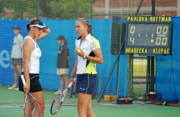 Pred sedmimi leti sta bili na WTA turnirju v Portorožu soigralki, danes sta v Melbournu veliki tekmici: Andreja Klepač (levo) in Lucie Hradecka.
