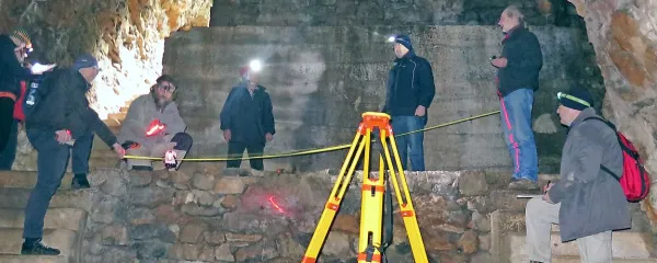 Nad merjenjem je budno bdel Marko Krašovec, tečajniki pa so se naučili osnov jamskega merjenja.