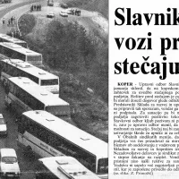 Tako so stavkajoči Slavnikovi vozniki z avtobusi zaprli vozni pas ceste na črnokalskem klancu. 
