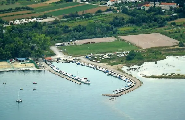 Ankaran je z osmimi kvadratnimi kilometri druga najmanjša občina v državi.