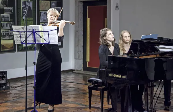 Violinistka Nadežda Tokareva in pianistka Aleksandra Pavlovič sta prepletali milino in silovitost.  