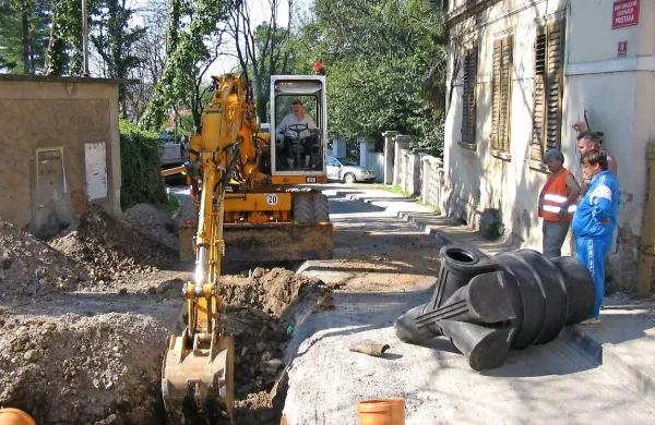 V Komunali Koper so največ kršiteljev, ki so se  samovoljno priključili na javni kanalizacijski sistem, zasledili na območjih, ki segajo do pet kilometrov od koprskega mestnega jedra.