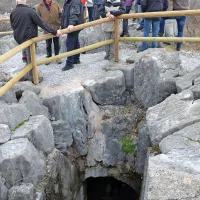 Znova so namestili tudi “oko Krasa” ob vhodu v jamo.