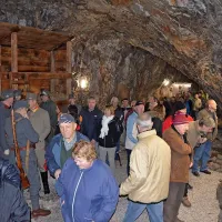 Obiskovalci so si z zanimanjem ogledali urejeno jamo.  