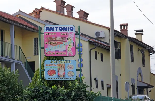 Sloves nočnega bara Antonio se je širil tudi čez mejo, od koder naj bi v Komen prihajali  italijanski obiskovalci.  Lokal se je poleti 2013  preimenoval v Tanita bar, a po nekaterih spletnih zapisih se tudi po aretacijah  ponudba ni bistveno spremenila.
