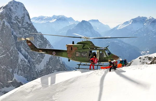 Vojaški helikopter je v soboto v jeseniško bolnišnico prepeljal  hudo poškodovanega Celjana, nato pa še Avstrijca.
