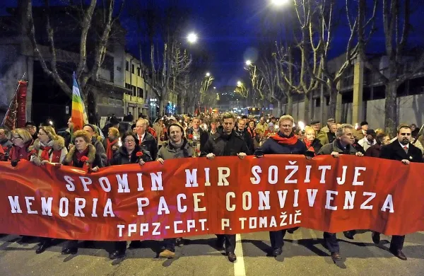 Tržaški partizanski pevski zbor Pinko Tomažič na predvečer spominskega dneva na žrtve holokavsta že tradicionalno pripravlja baklado - pohod z baklami za mir, spomin in sožitje. 