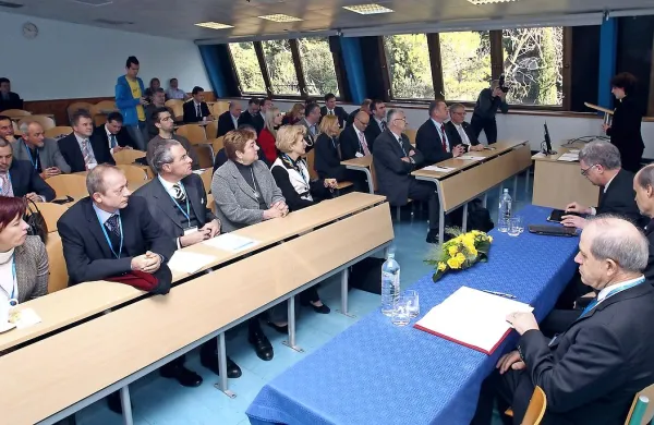 Tuji veleposlaniki o tiru: Naredite ga že!