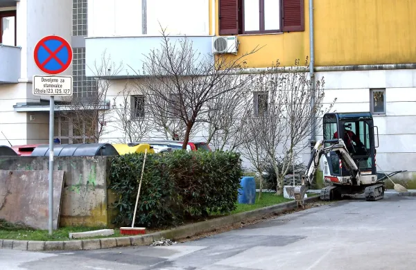 Prebivalci blokov na naslovih Obala 123,125 in 127 bodo z zapornico zaprli dostop do svojih blokov in si tako zagotovili lastna parkirišča.