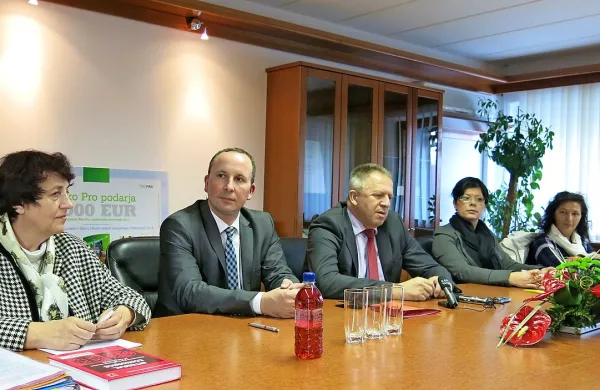 Predstavniki vlade so Domel v Železnikih obiskali v sklopu zagona strateškega vladnega projekta spodbujanja razvoja socialnega podjetništva, zadružništva in ekonomske demokracije.