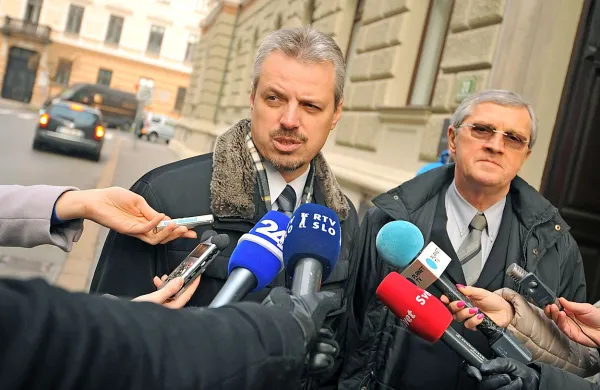Predsednik Združenja občin Slovenije in pivški župan Robert Smrdelj (levo) ter Leo Kremžar iz Skupnosti slovenskih občin pred pogajanji.