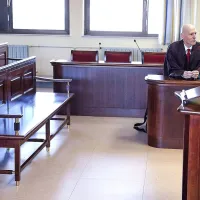 Na predobravnavni narok je prišel le odvetnik Velimir Cugmas, klop, na katero bi moral sesti Egon Žižmond, pa je ostala prazna. 