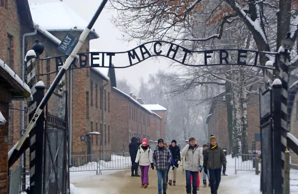 Svetovni voditelji in preživeli bodo danes na prizorišču nekdanjega koncentracijskega taborišča Auschwitz-Birkenau obeležili spomin na njegovo osvoboditev pred 70. leti. 