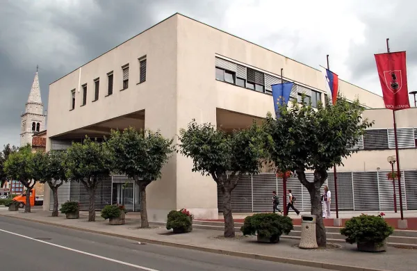 V Sežani bodo ob sredah uslužbenci strankam na voljo med 7. in 12. ter med 13. in 17. uro (doslej do 18. ure).