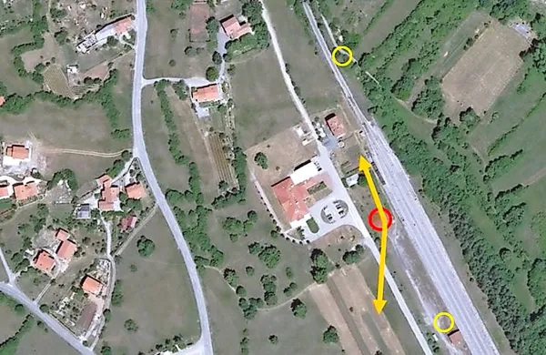 Potem ko so domačini nasprotovali prvi   lokaciji bazne postaje (rdeč krog), se ne strinjajo niti z dvema novima predlogoma (rumena kroga). Obe bi uničili veduto Štanjela, še vedno sta tudi blizu šole (stavba levo od rdečega kroga) in hiš.