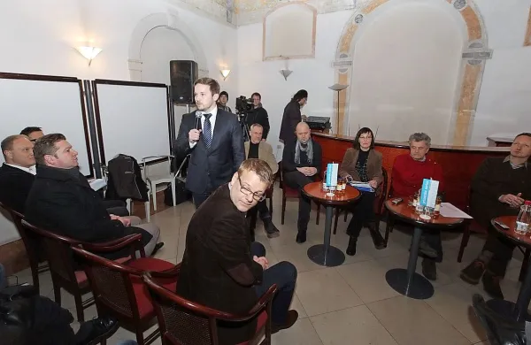 Zbrane je uvodoma nagovoril direktor Primorskih novic Rok Hladnik.