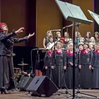 Jožica Golob je na jubilejnem koncertu vodila zbor svojih nekdanjih učencev in svoj zbor Sanje. 