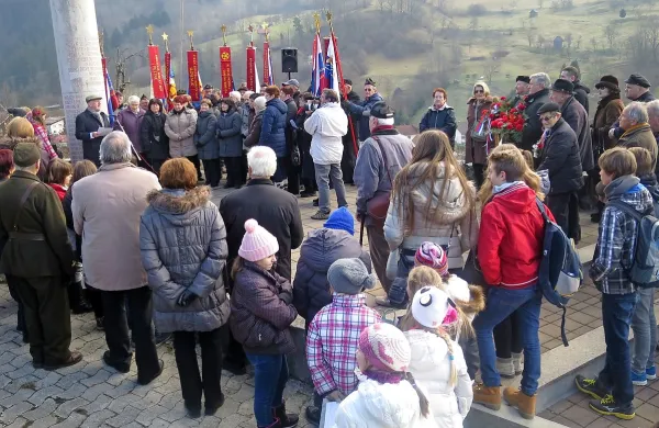  Enainsedemdeset  let po poboju 44 tečajnikov partijske šole so se ob spomeniku na Brdcih poklonili njihovemu spominu.