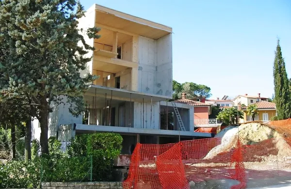    Koprska gradbena inšpektorja sta ugotovila, da je ljubljanska investitorica  Marija Manja Šef s tristanovanjskim objektom  prekoračila gradbeno dovoljenje in  bi ga morala odstraniti. Kaj bo ugotovil novogoriški inšpektor? 
  
  