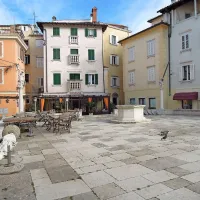 Okrepčevalnica Cantina ima dovoljenje občine, da postavi mize in stole na zaščitenem Trgu 1. maja.