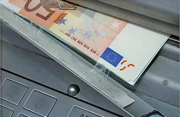 Madžarski par naj bi na osem bankomatov nastavil lepljivo past za denar.