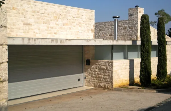 Koprsko sodišče je hrvaške pravosodne organe že zaprosilo, da poskrbijo za zaplembo nepremičnine.  