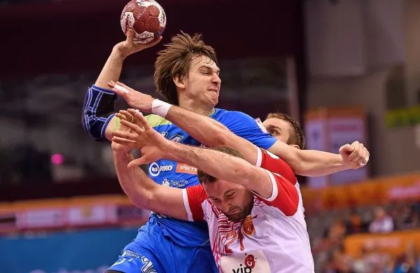 Sebastian Skube (z žogo) bo poskušal najti pot do gola proti čvrsti francoski obrambi.